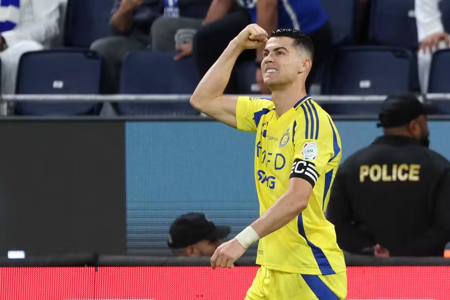 Cristiano Ronaldo provoca Al Hilal na entrega do troféu e web