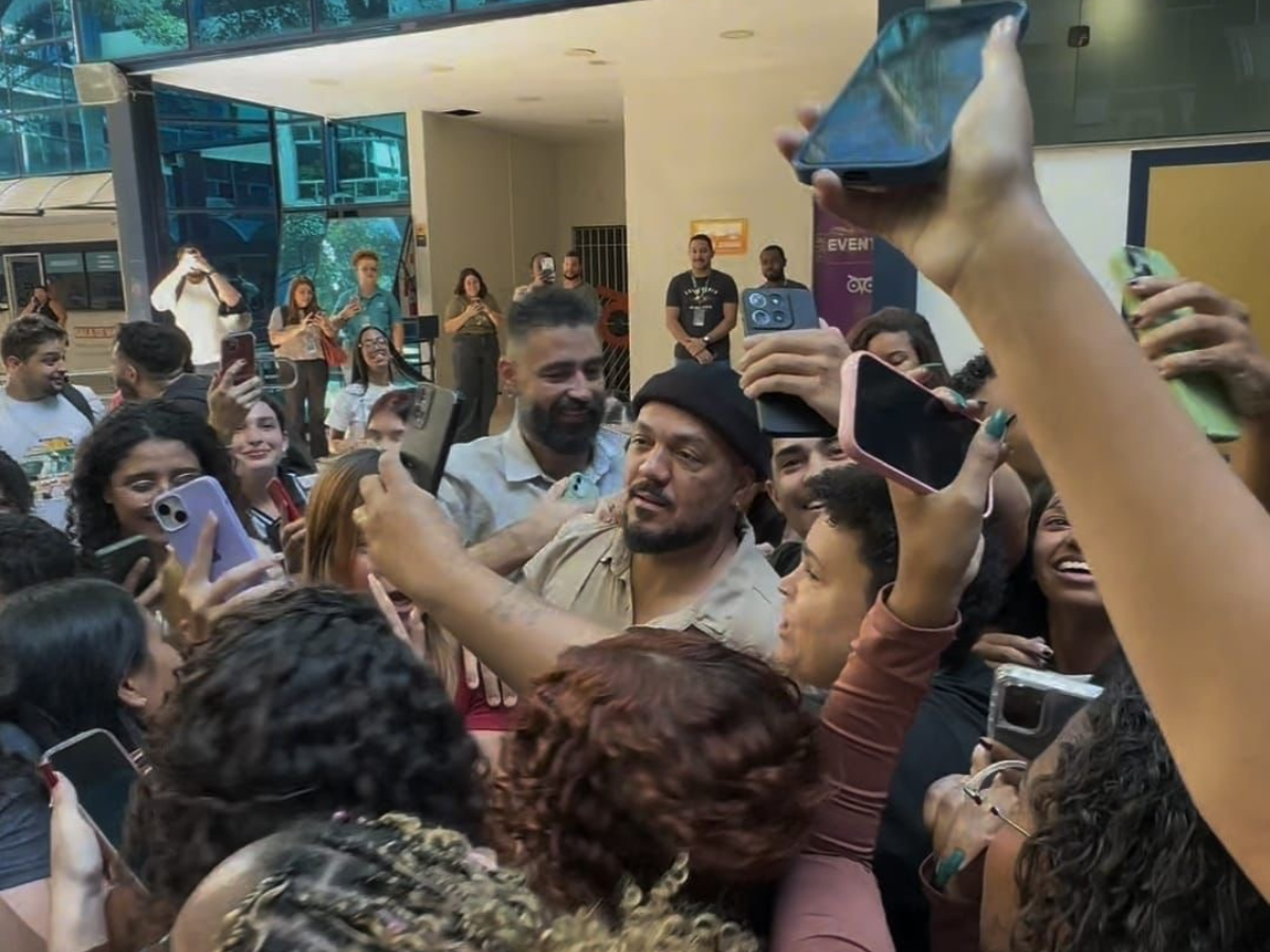 Belo arrasta multidão em universidade e recebe carinho de estudantes no Rio
