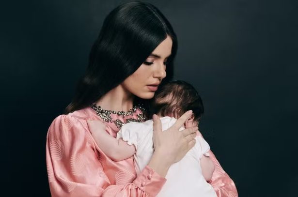 Camila Queiroz revela rosto da filha pela primeira vez e comenta fase longe dos holofotes