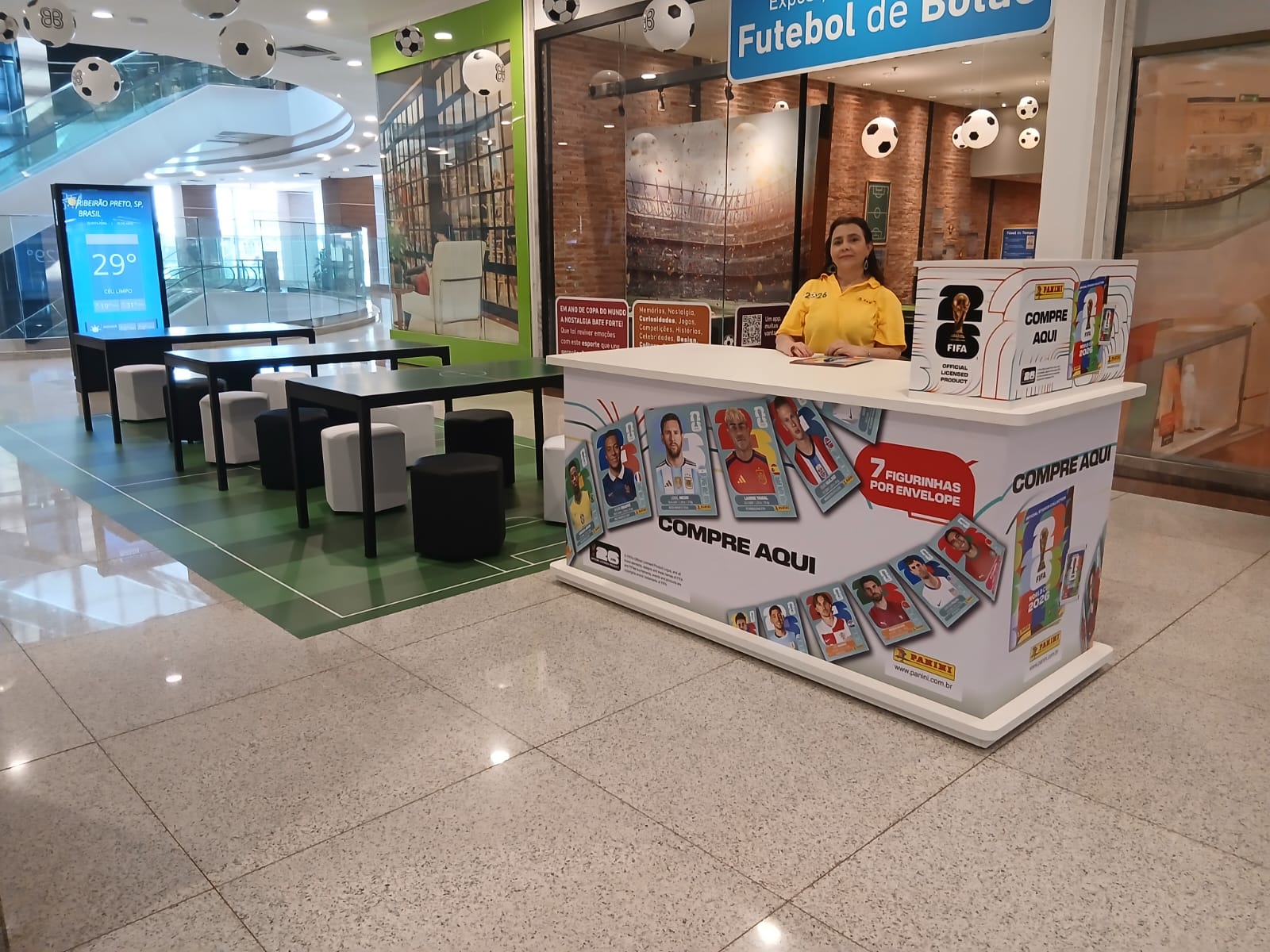 Em clima de Copa do Mundo, ShoppingSantaÚrsula reúne colecionadores em espaço dedicado à troca de figurinhas