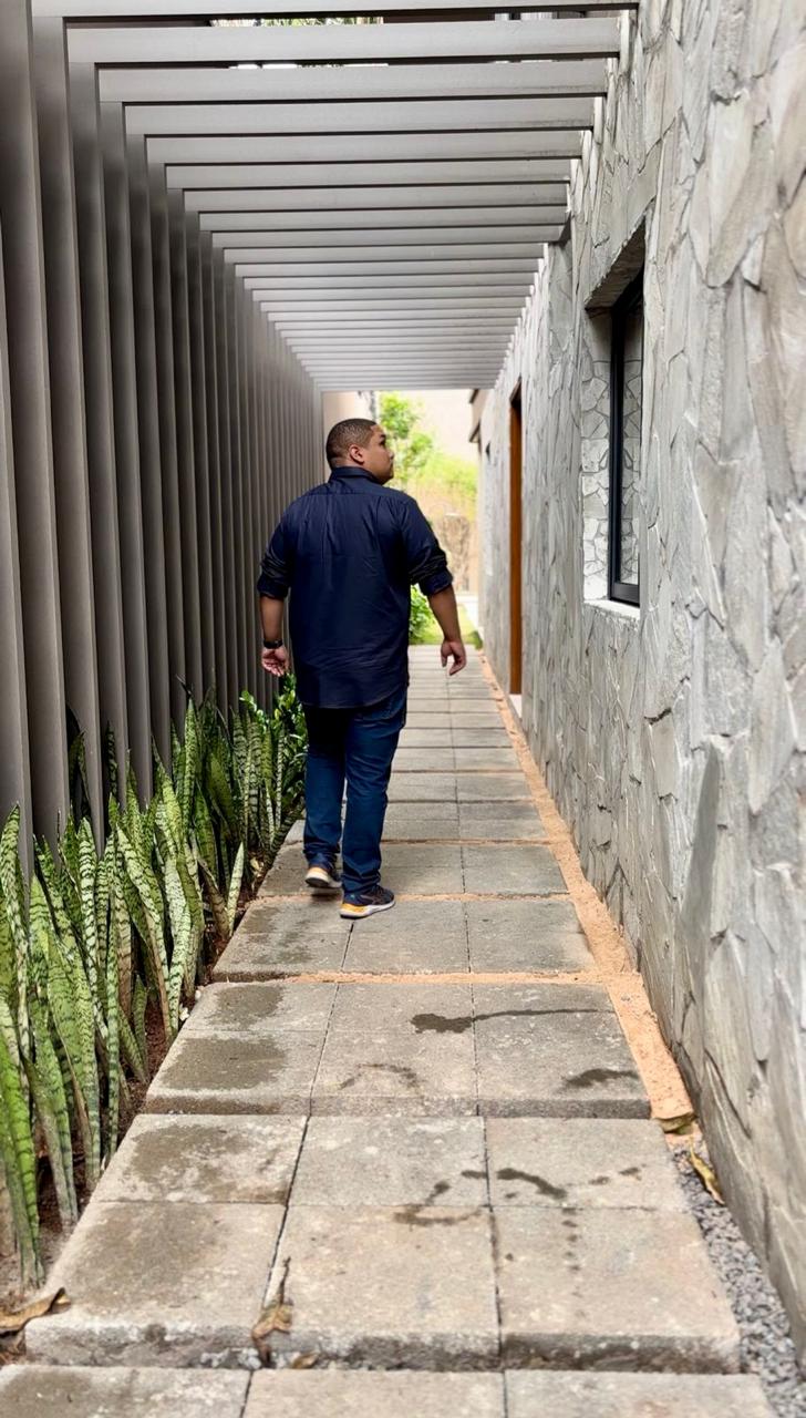 Absai Lopes reforça protagonismo do alumínio em cenário de série da Netflix
