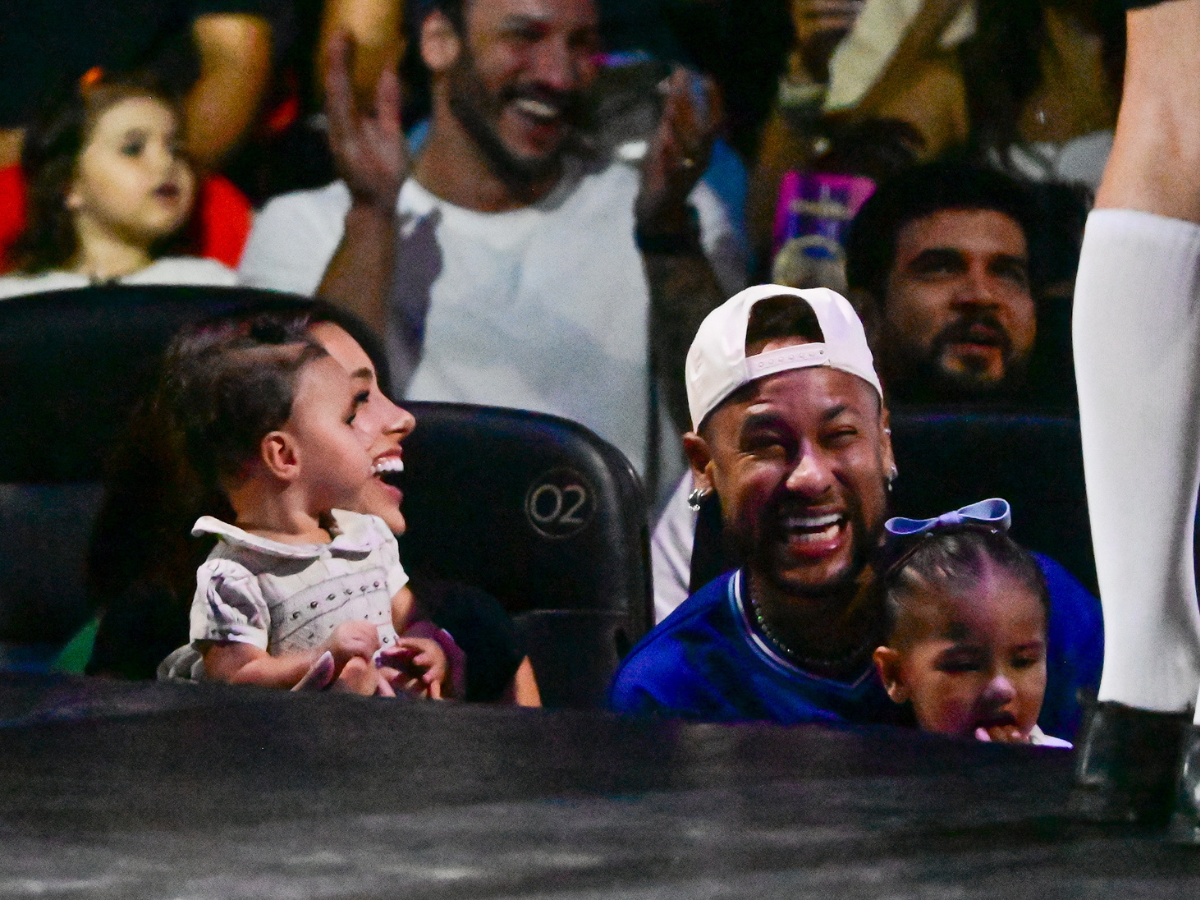 Neymar reúne família em sessão exclusiva de circo e movimenta Santos