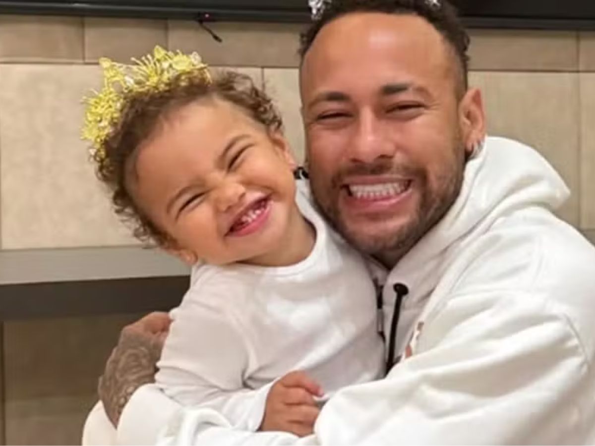 Filha de Neymar rouba a cena ao defender o pai durante partida do Santos