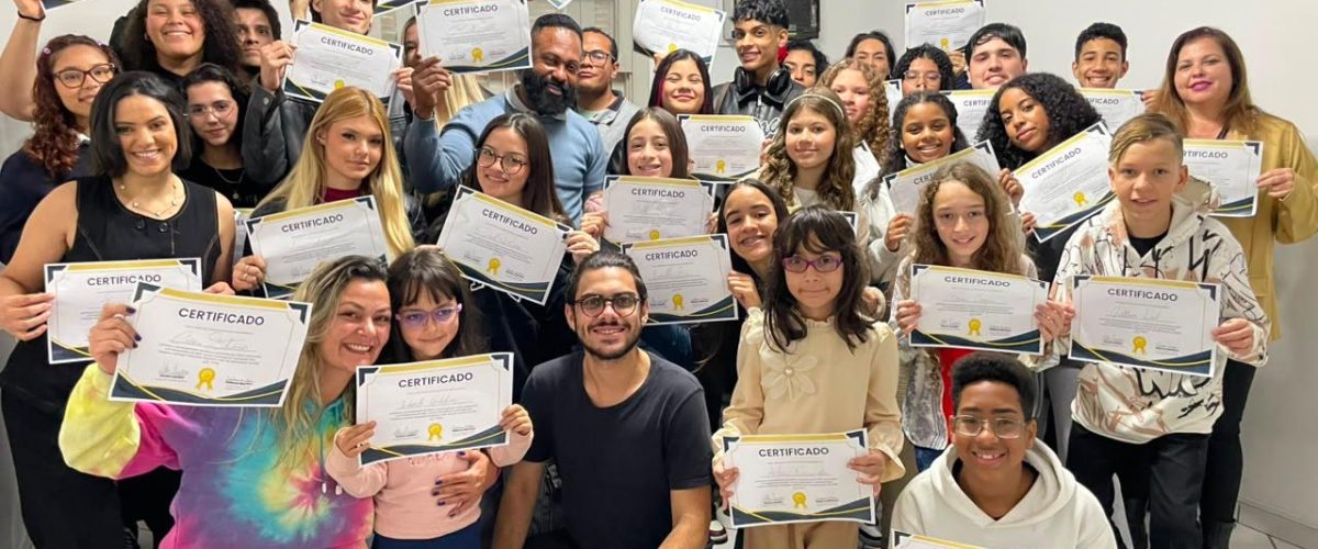 Atores de “Jovens Sonhadores” recebem certificados após curso de preparação para nova série