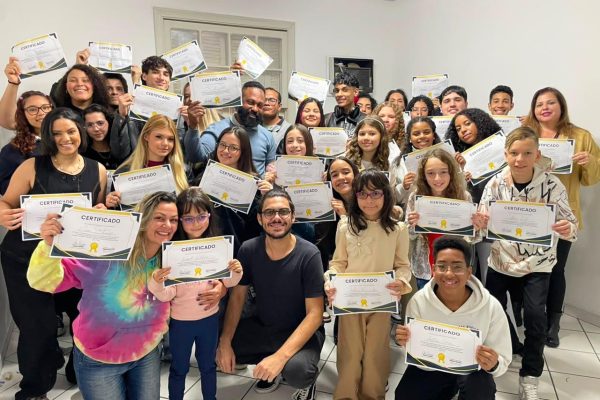 Atores de “Jovens Sonhadores” recebem certificados após curso de preparação para nova série