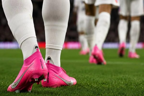 O paradoxo do rosa na Copa: quando o esforço por diferenciação deixa todas as marcas iguais