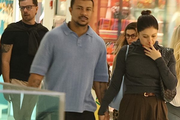 Passeio de Sophie Charlotte e Xamã em shopping agita fãs e aumenta especulações sobre romance