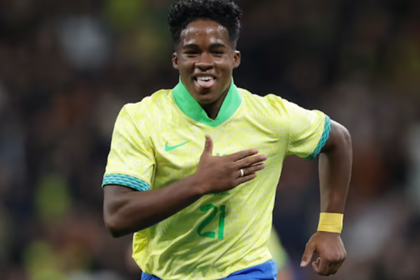 Endrick transforma curiosidade em rotina e mergulha na história do futebol mundial