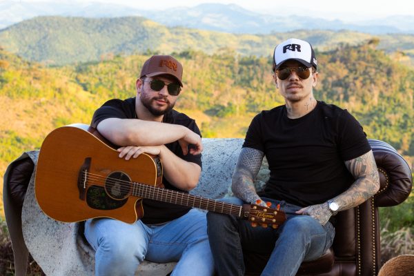 Felipe e Rodrigo revisitam sucessos da carreira em projeto acústico com clima intimista