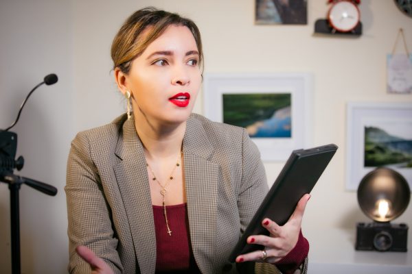 Pesquisadora brasileira analisa como as neurotecnologias e a inteligência artificial pode transformar a autonomia humana