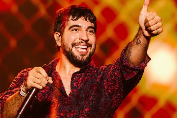 Nattan interrompe show para anunciar doação de R$ 100 mil a instituição de assistência social