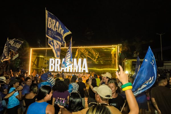 Brahma celebra título do Caprichoso com caminhão dourado repleto de Brahma gelada