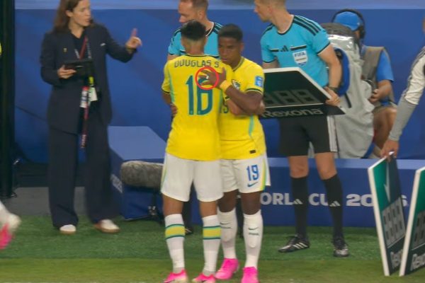 Detalhe no dedo de Endrick durante jogo do Brasil vira assunto e levanta especulações