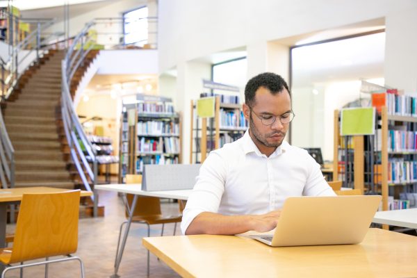 Plataforma de biblioteca digital lança projeto com ebooks gratuitos para atualização profissional de bibliotecários