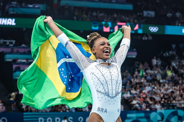 Rebeca Andrade retorna às competições com ouro e emociona torcida no Rio