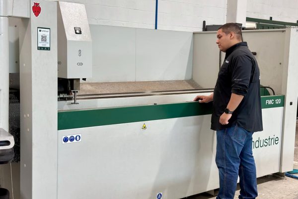 Estratégia baseada em inovação fortalece presença de empresa no setor de esquadrias