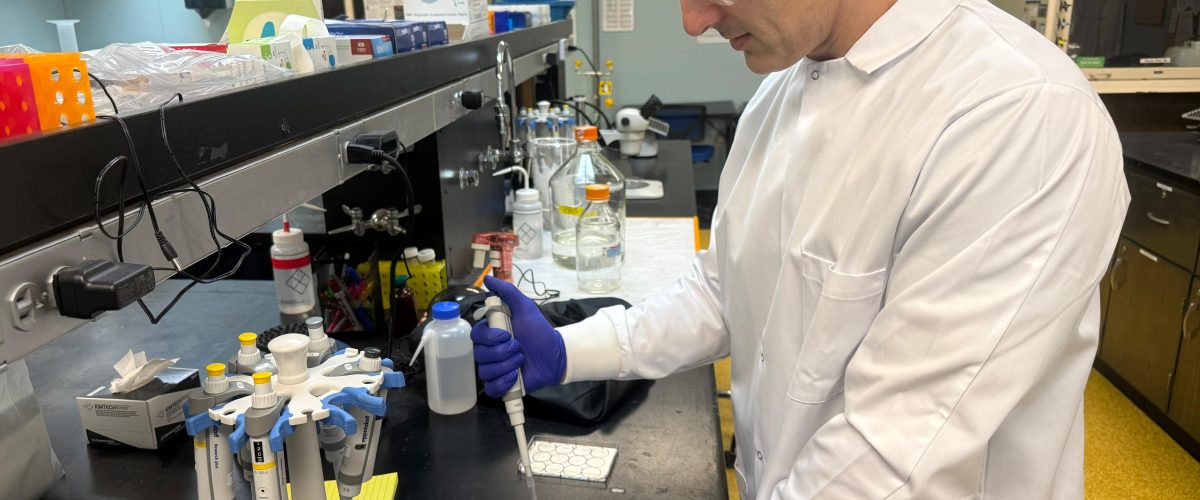 Pesquisador explora potencial dos microrganismos para desenvolver produtos do futuro