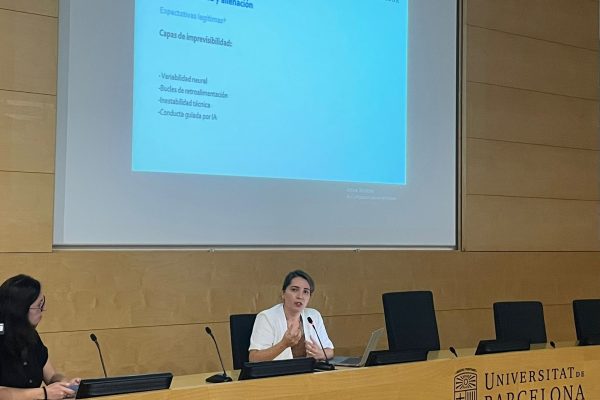 Pesquisadora da Universidade de Barcelona estuda os impactos das neurotecnologias sobre a autonomia humana