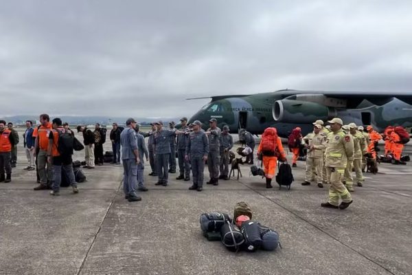 Equipes brasileiras intensificam buscas por vítimas após terremotos devastarem a Venezuela