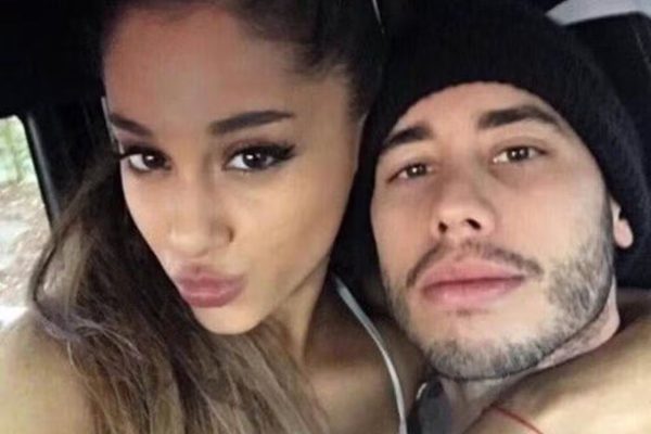 Ariana Grande provoca fãs ao trocar trecho de hit durante show e reacende rumores de romance