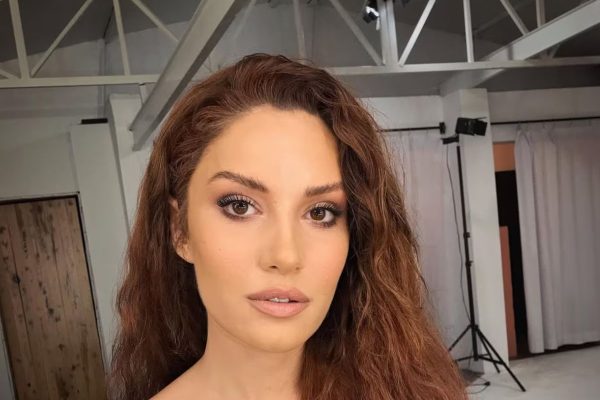 Resultado de perícia esclarece morte da atriz turca Ece İrtem, conhecida no Brasil por novela da Record