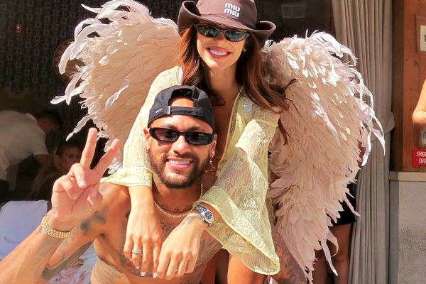 Neymar aproveita dias de descanso em Las Vegas ao lado da família e participa de torneio de pôquer