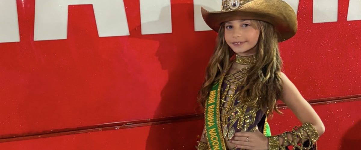 Mini Rainha Nacional do Rodeio 2026, Alycia Vitória Soares emociona público e é aplaudida na abertura da Festa do Peão de Pitangueiras
