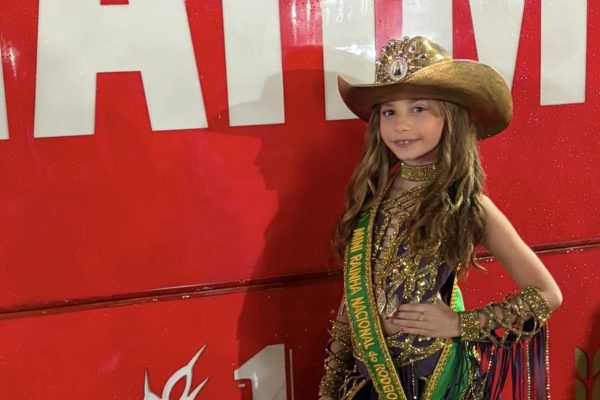 Mini Rainha Nacional do Rodeio 2026, Alycia Vitória Soares emociona público e é aplaudida na abertura da Festa do Peão de Pitangueiras 