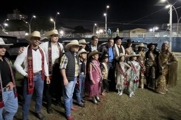 Porto Ferreira abre a 51ª FEIFE em grande estilo com rodeio, autoridades, apresentação da corte do Rei & Rainha do Rodeio e Miss & Mister Porto Ferreira seguido de show de Luan Pereira