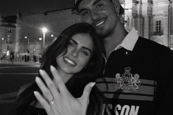 Gabriel Medina pede Isabella Arantes em casamento e casal comemora noivado nas redes