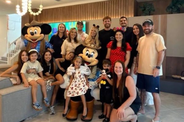 Em férias nos Estados Unidos, Léo Pereira e Karoline Lima aproveitam passeio em família na Disney