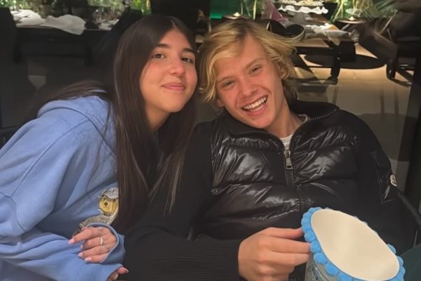 Vittorio, filho de Adriane Galisteu, apresenta namorada em celebração com a família