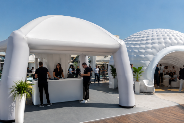 Estruturas infláveis para eventos: como unir mobilidade, proteção e presença de marca