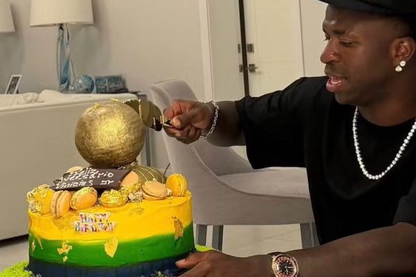 Vini Jr. celebra aniversário durante férias de luxo na Sardenha ao lado de Virginia Fonseca
