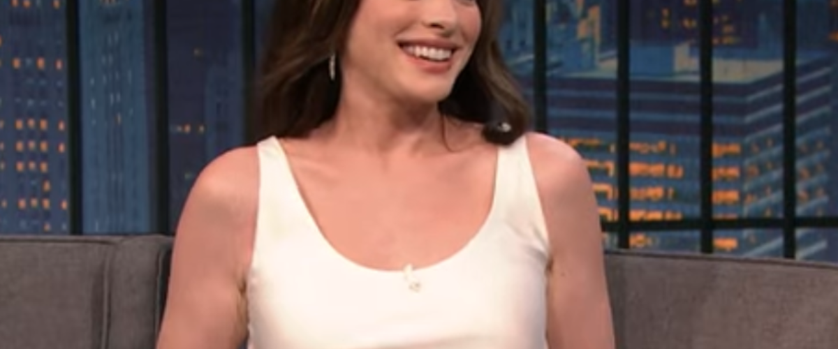Anne Hathaway, aos 43 anos, comenta chegada do terceiro filho e fala sobre planos para aumentar a família