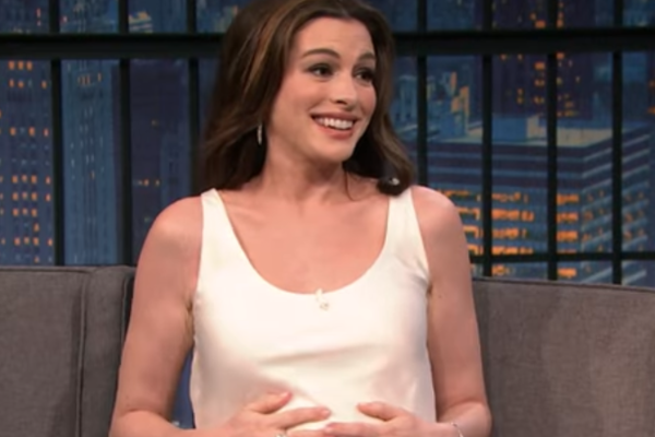Anne Hathaway, aos 43 anos, comenta chegada do terceiro filho e fala sobre planos para aumentar a família