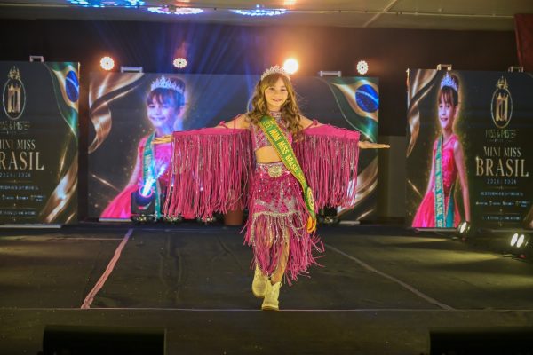 Alycia Vitória Soares, Mini Miss Brasil, encanta o público e é homenageada na escolha da Rainha da Festa do Peão de Pitangueiras
