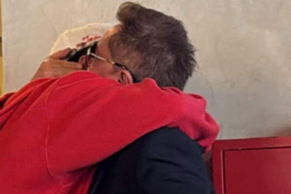Leonardo aparece abraçado com Zé Felipe após falar sobre contato com os filhos