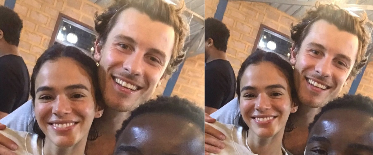 Bruna Marquezine e Shawn Mendes conhecem projeto social durante viagem a Angola