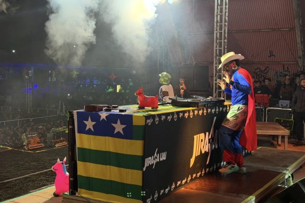 Jiraya Uai fecha a FEIFE 2026 com espetáculo eletrizante e leva multidão à arena em Porto Ferreira