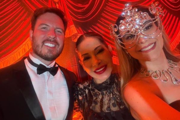 Simone Almeida Martins, empresária e presidente da Milagro Agro Brasil, marca presença em baile de máscaras de Maíra Cardi e Thiago Nigro