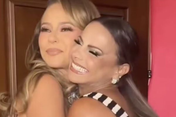 Paolla Oliveira recebe carinho de rainhas de bateria após anúncio na Imperatriz Leopoldinense