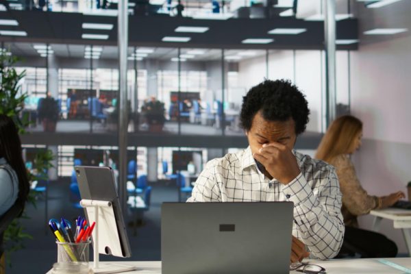 Sobrecarga na advocacia acende debate sobre saúde mental e organização do trabalho