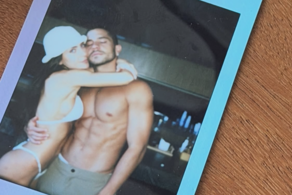 Jade Picon ganha beijos de André Lamoglia durante passeio pela Itália