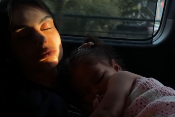 Amanda Kimberlly faz balanço de viagem de 31 dias com Helena pela Ásia