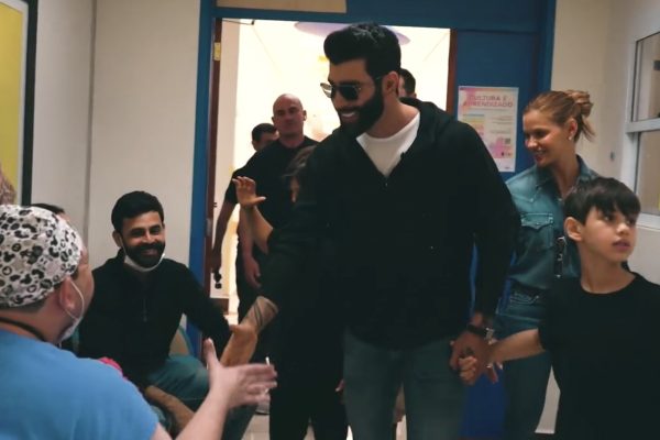 Gusttavo Lima transforma visita ao Hospital de Amor de Barretos em tarde de emoção e carinho após doar R$ 2,5 milhões