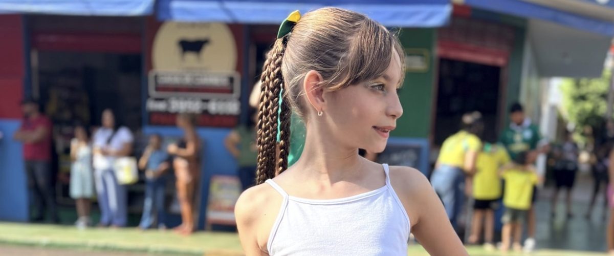 Alycia Vitória Soares, Mini Miss Brasil 2025 e Mini Rainha Nacional do Rodeio 2026, participa de desfile do 7 de Setembro em Pitangueiras