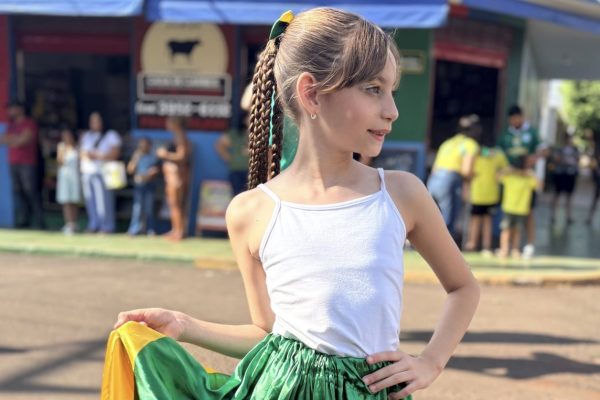 Alycia Vitória Soares, Mini Miss Brasil 2025 e Mini Rainha Nacional do Rodeio 2026, participa de desfile do 7 de Setembro em Pitangueiras