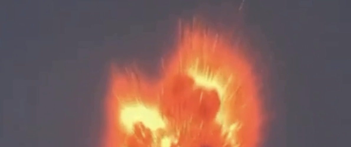 Vulcão Anak Krakatau volta a entrar em erupção e mantém alerta na Indonésia