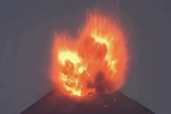 Vulcão Anak Krakatau volta a entrar em erupção e mantém alerta na Indonésia